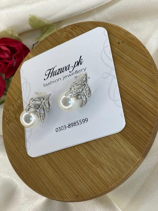 Leaf stud with pearl