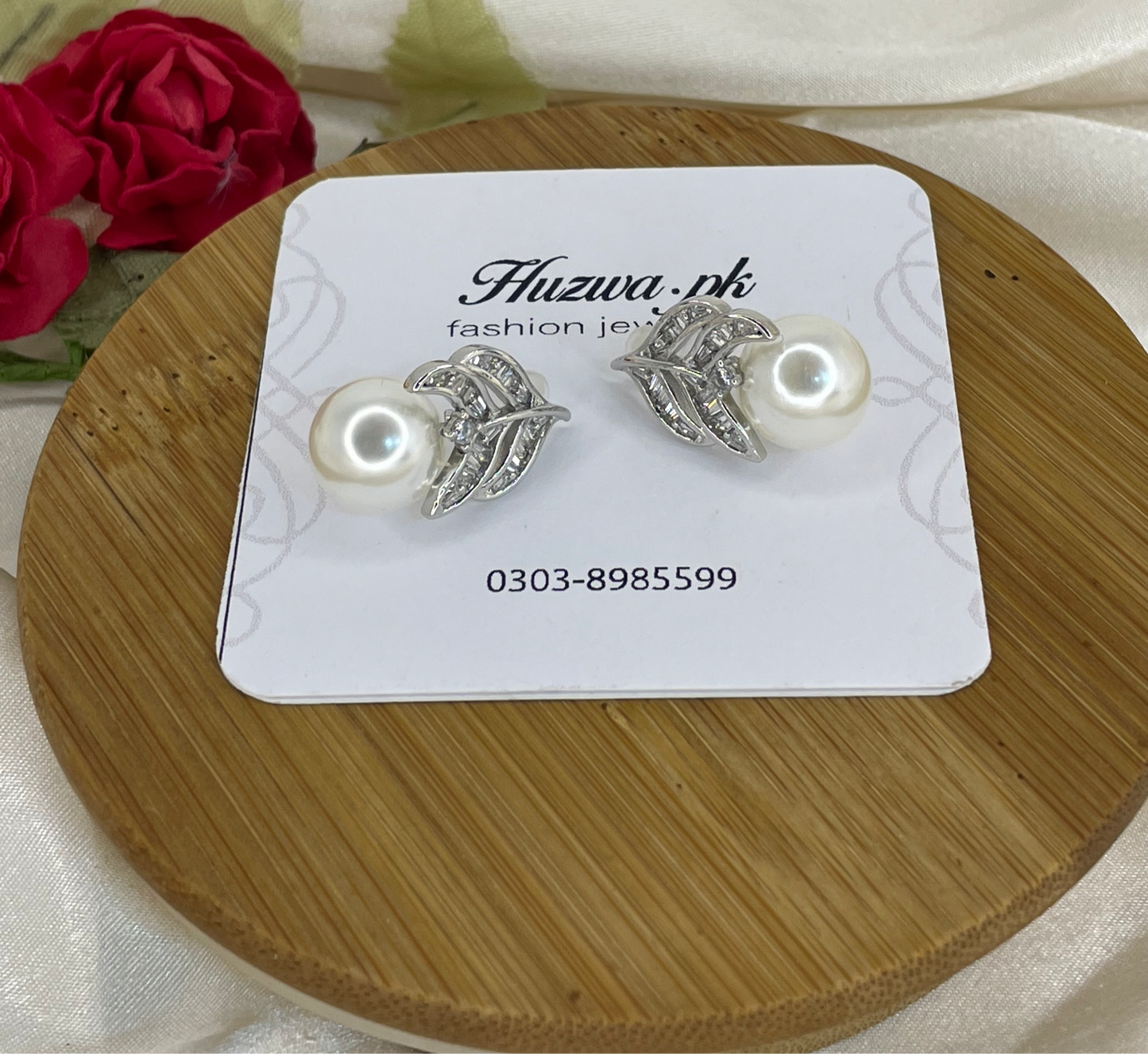 Leaf stud with pearl