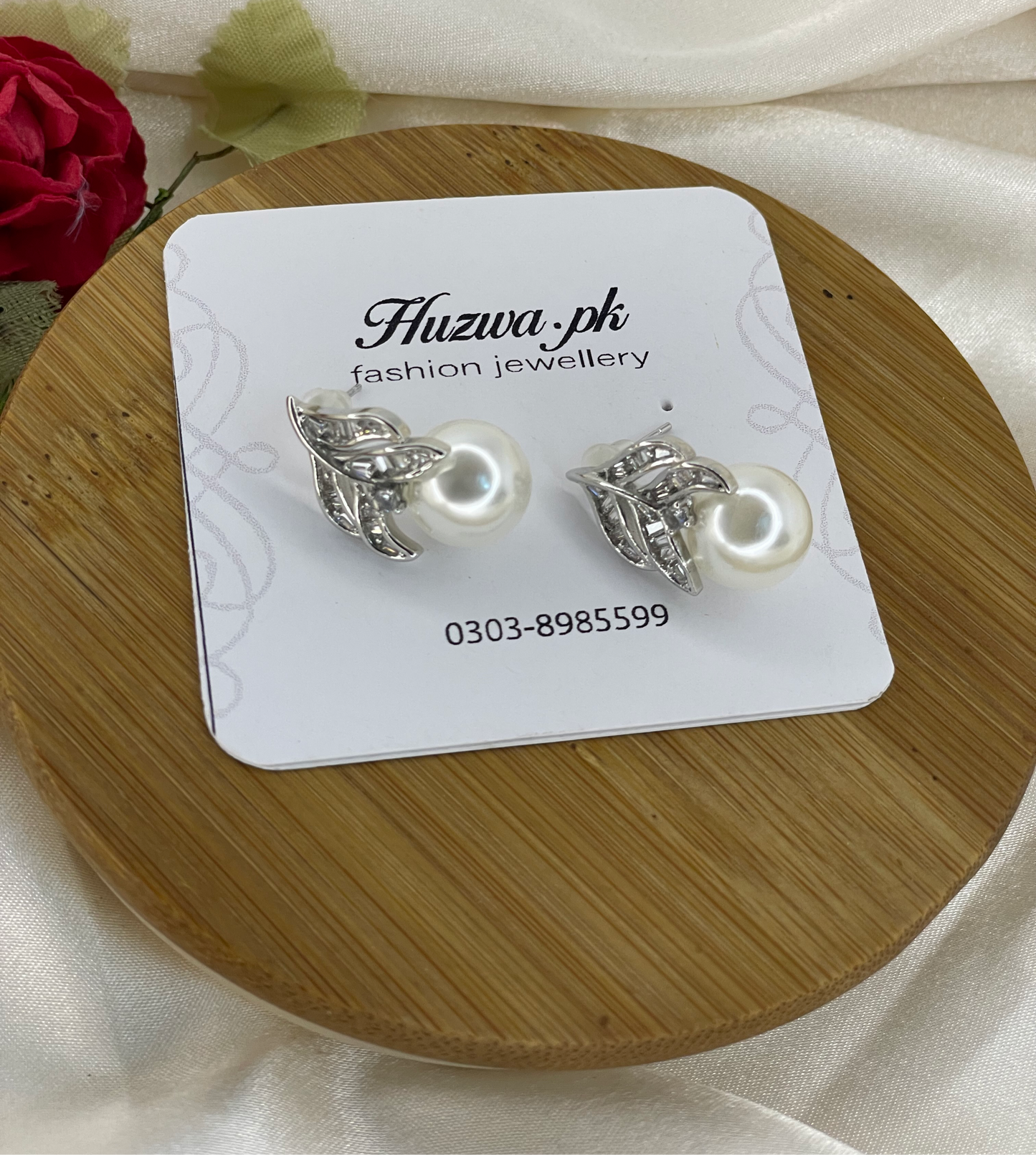 Leaf stud with pearl