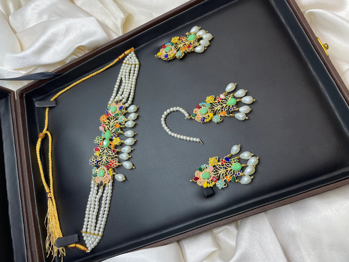 Stylish Choker Set With Earrings & Tikka